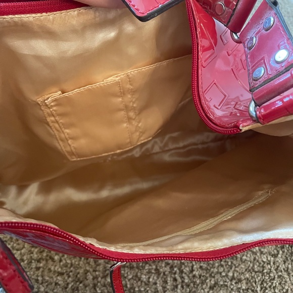 Guess magenta hobo bag. Minimal wear - Picture 2 of 3